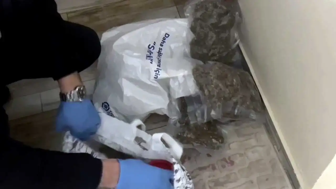 Adana’da Villadan Uyuşturucu Fabrikası Çıktı! Üretim Tesisi Kurmuşlar 4